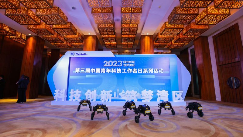 某深圳企业致力于打造智能工厂，通过以下措施实现项目高效能：